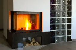 Skuteczne sposoby na to, czym umyć szybę w kominku bez wysiłku