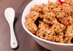 Prosty przepis na fit granolę – zdrowa przekąska bez cukru w domu