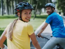 Czy kask na rowerze jest obowiązkowy? Sprawdź przepisy i uniknij mandatu!