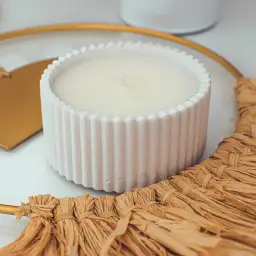 Jak zrobić świeczkę sojową – proste kroki do pięknych efektów