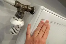 Jak włączyć ogrzewanie w bloku? Krok po kroku dla mieszkańców