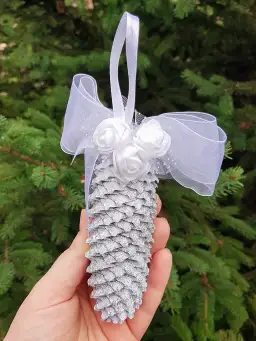 Jak zrobić ozdoby choinkowe z szyszek – proste i efektowne pomysły