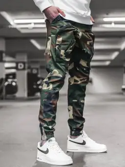 Spodnie moro: 7 stylizacji męskich, które musisz znać