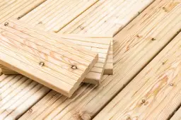 Jak wybrać najlepsze wkręty do tarasu z modrzewia, aby uniknąć błędów montażowych