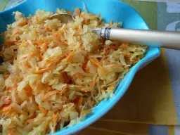 Jak zrobić sałatkę z kapusty kiszonej - prosty przepis na zdrową sałatkę