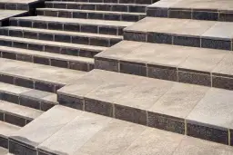 5 najtrwalszych materiałów co można położyć na schody zewnętrzne zamiast płytek