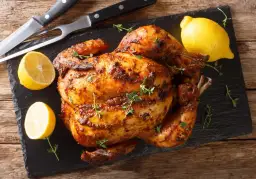 Ile piec kurczaka w piekarniku w naczyniu, aby był soczysty?