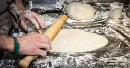 Jaka to jest mąka chlebowa i jak ją wykorzystać w pieczeniu?