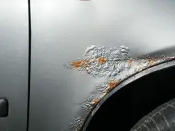 Najlepsze neutralizatory rdzy w rankingu - wybierz skuteczną ochronę metalu