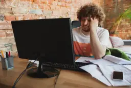 Monitor nie włącza się? Poznaj 5 najczęstszych przyczyn i rozwiązań