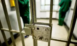 Jak dostać się do służby więziennej: kluczowe wymagania i proces rekrutacji