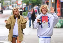 Hailey Bieber wiek – ile lat ma żona Justina Biebera i jej sekrety młodości