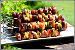 Jak zrobić szaszłyki z kiełbasy – proste przepisy na pyszne danie