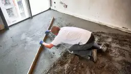 Ile zaprawy samopoziomującej na m2? Sprawdź, jak obliczyć potrzebną ilość