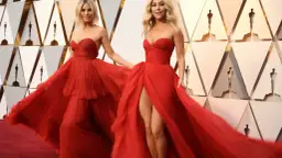 Vanessa Hudgens i Julianne Hough jako prowadzące pre-show na czerwonym dywanie Oscary