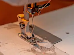 Kto wynalazł maszynę do szycia? Poznaj kluczowych wynalazców