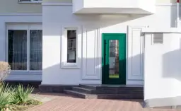 Drzwi zewnętrzne stalowe czy PVC — co wybrać do domu