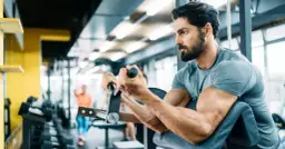 Z czym ćwiczyć biceps, aby osiągnąć lepsze wyniki w treningu?