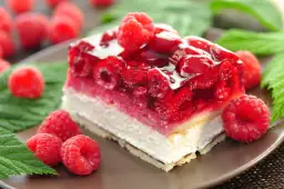 Prosty przepis na dobre ciasto z malinami, które zachwyci każdego domowego cukiernika