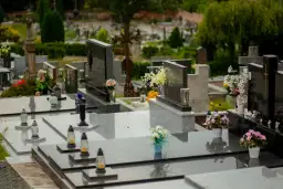 Kiedy wejdzie nowa ustawa o cmentarzach i jakie zmiany nas czekają?