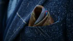 Jak nosić poszetkę? To sztuka małych detali w modzie męskiej dziś!