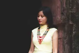 Jaki wisiorek do jakiego dekoltu? Odkryj idealne połączenia stylowe