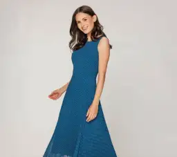 Jaka sukienka na wesele w plenerze, aby uniknąć modowej wpadki?