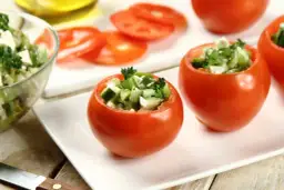 Faszerowane pomidory po grecku - smaczne i zdrowe danie kuchni greckiej