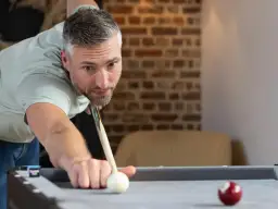 Jak się gra w bilard: kompletny poradnik z zasadami dla początkujących