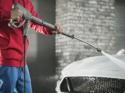 Jaką myjkę ciśnieniową kupić do mycia samochodu, aby nie żałować?