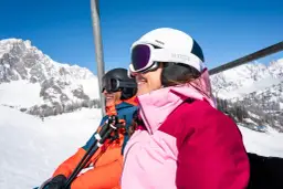 Kask narciarski z goglami czy bez - co lepiej sprawdza się na stoku?