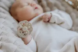 Jak często wymieniać smoczek, aby zapewnić bezpieczeństwo dziecka?