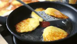 Dlaczego placki ziemniaczane przywierają do patelni - 5 najczęstszych błędów