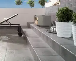 Jakie płytki na schody zewnętrzne: pełny poradnik właściwości i rodzajów