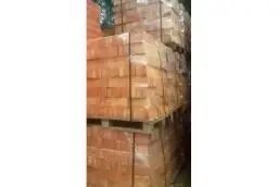 Ile waży paleta cegły pełnej? Zaskakujące fakty i waga cegieł