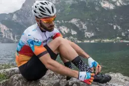 Niezbędne akcesoria dla kolarza - kompletna lista wyposażenia rowerzysty