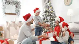 Kto przynosi prezenty pod choinkę w Polsce? Odkryj regionalne tradycje