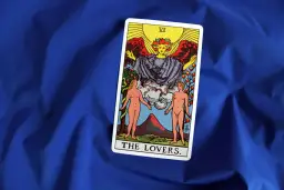 Poznaj znaczenie karty the lovers tarot: miłość, wybory i duchowość