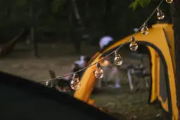 Gdzie pod namiot z dzieckiem – najlepsze miejsca na rodzinny wypoczynek