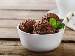 Jak zrobić pyszne lody czekoladowe w domu – prosty przepis bez maszyny