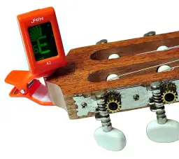 Strojenie ukulele stroikiem gitarowym - praktyczny test i wskazówki