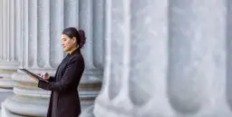 Prawo w firmie IT – co musisz wiedzieć? AI, Blockchain, Fintech, umowy itp.