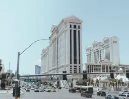 Jak połączyć wakacje i rozrywkę w salonach gier: poradnik dla turystów