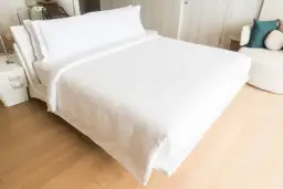 Białe łóżko – uniwersalna baza do każdej sypialni