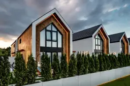 Duży domek nad morzem dla grupy znajomych – jak zorganizować wyjazd, który zapamiętacie na lata