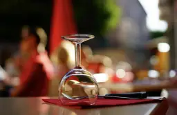 Wino przy kartach – jakie szczepy pasują do wieczoru z grami i dlaczego sommelier ma tu coś do powiedzenia