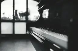 Muzyka w kasynach – od salonów Monte Carlo po playlisty algorytmów w kasynach online