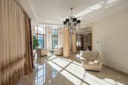 Płytki podłogowe do salonu – czy to dobre rozwiązanie?