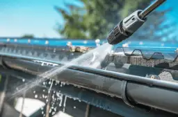 wiosenne mycie rynny