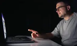 Małe decyzje, wielkie emocje – jak interaktywna rozrywka online angażuje użytkowników